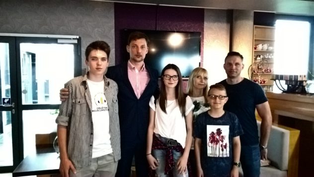 Mistrz Olimpijski Michał Jeliński i nasi stypendyści Ania Wardęska z Wrześni stypendystka SŁODYCZY WIEDZY oraz Przemek Kotulski, stypendysta Drużyna MOJACUKRZYCA.PL podczas startu kampanii edukacyjnej Ścigamy się z cukrzycą w siedzibie Polskiego Komitetu Olimpijskiego w Warszawie.